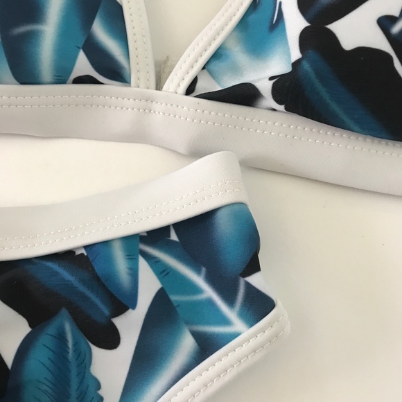 Bermuda Triangle tropical floral print bikini - Picture 2 of 3